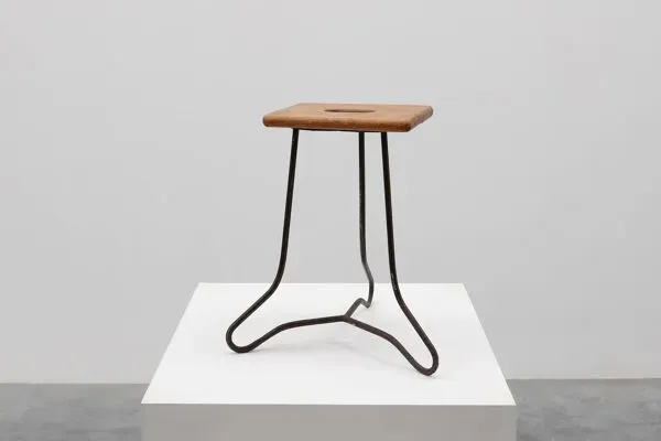 Illustration numéro 5 du produit Tabouret industriel moderniste à lattes fendues en fer et chêne, France vers 1910