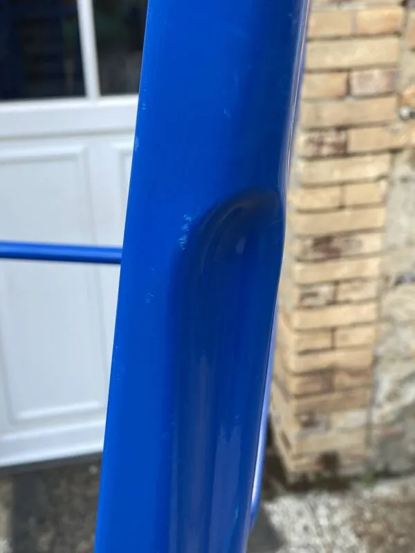 Illustration numéro 5 du produit Tabouret de bar industriel TOLIX H75 empilables bleu