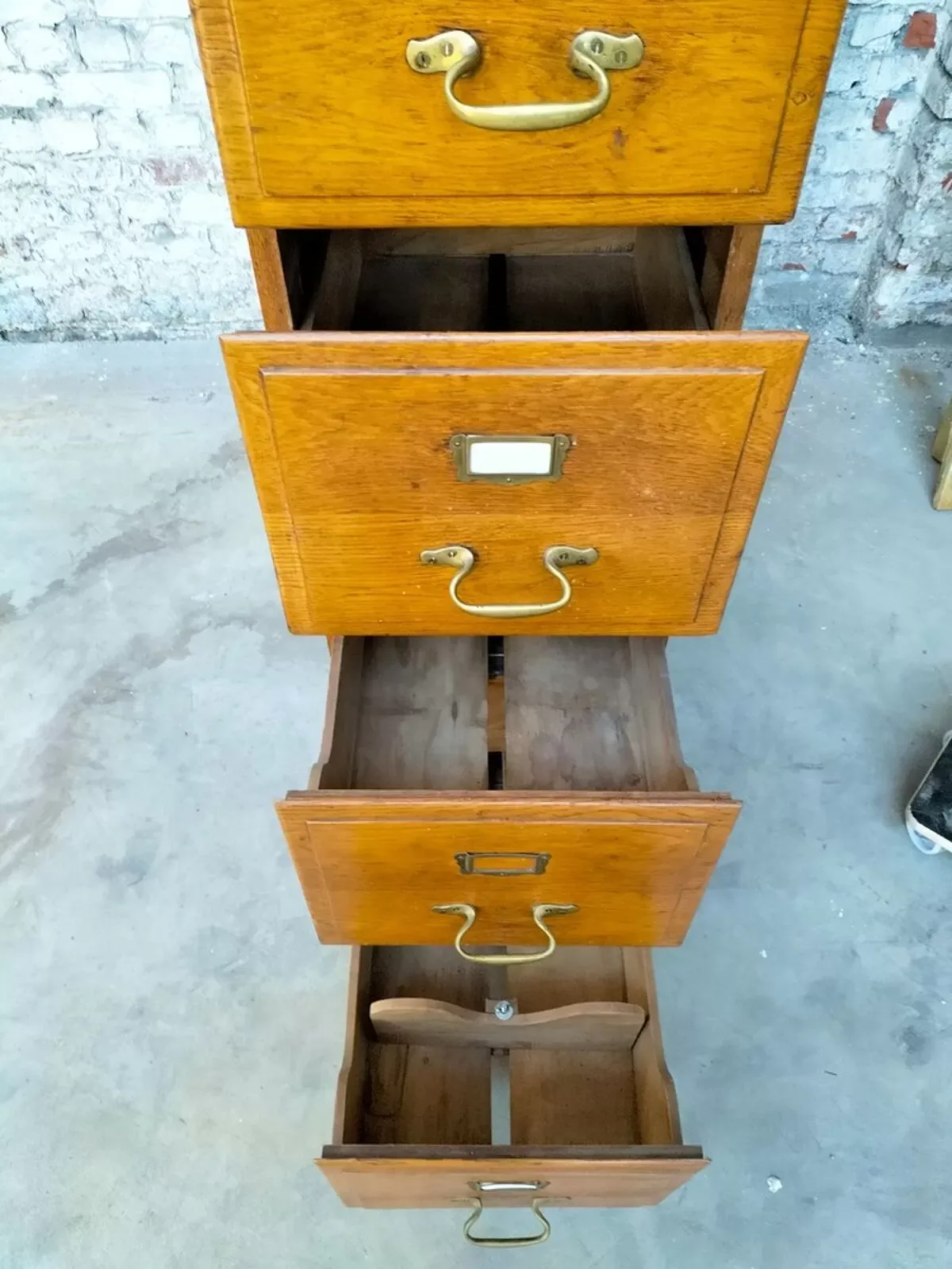 Illustration numéro 5 du produit Meuble de rangement vintage