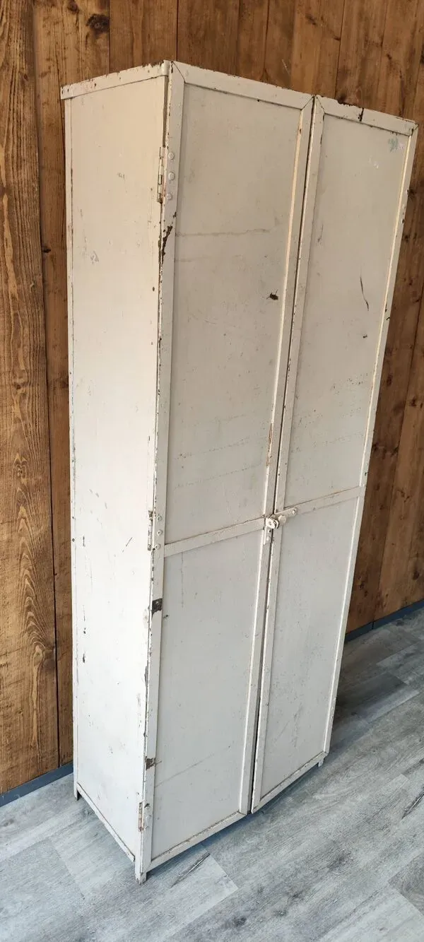 Illustration numéro 5 du produit ancien vestiaire en métal deux porte armoire d'atelier