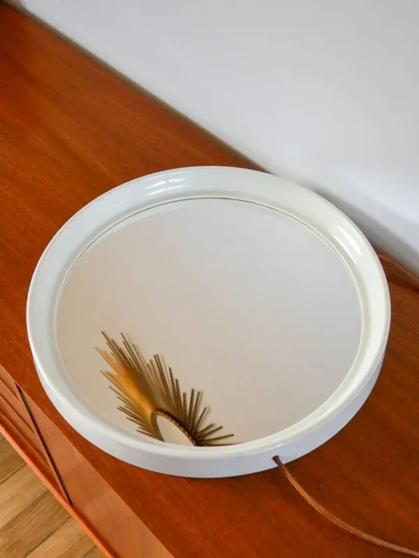 Illustration numéro 5 du produit Miroir casquette design rond en plexi écru avec lanière en cuir 1970