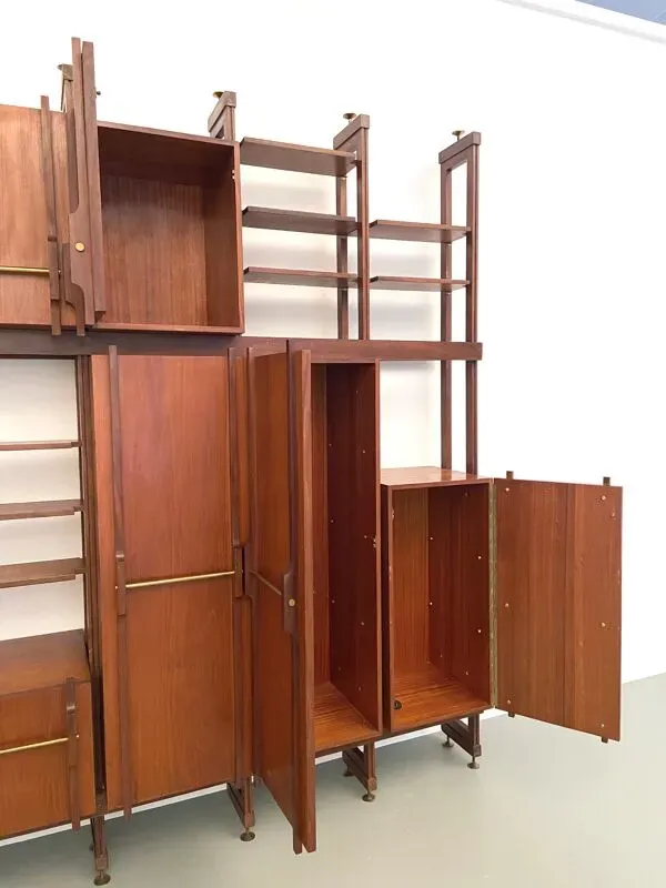 Illustration numéro 5 du produit Bibliothèque en teck, noyer et laiton, Italie, années 1960