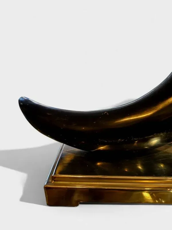 Illustration numéro 5 du produit Lampe brutaliste en corne de vache