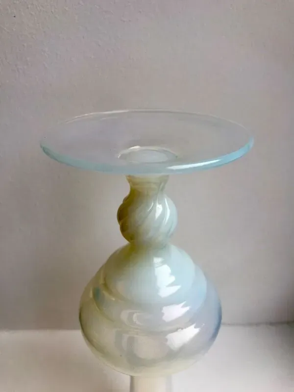 Illustration numéro 5 du produit Vase en opaline opalescent années 50-60
