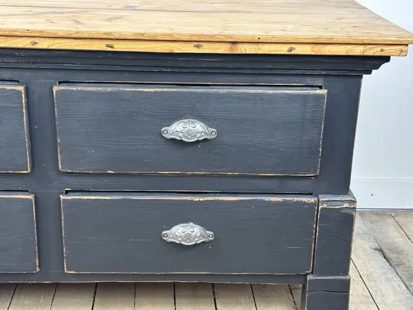 Illustration numéro 5 du produit Commode basse en pichpin et patine grise, début XXeme