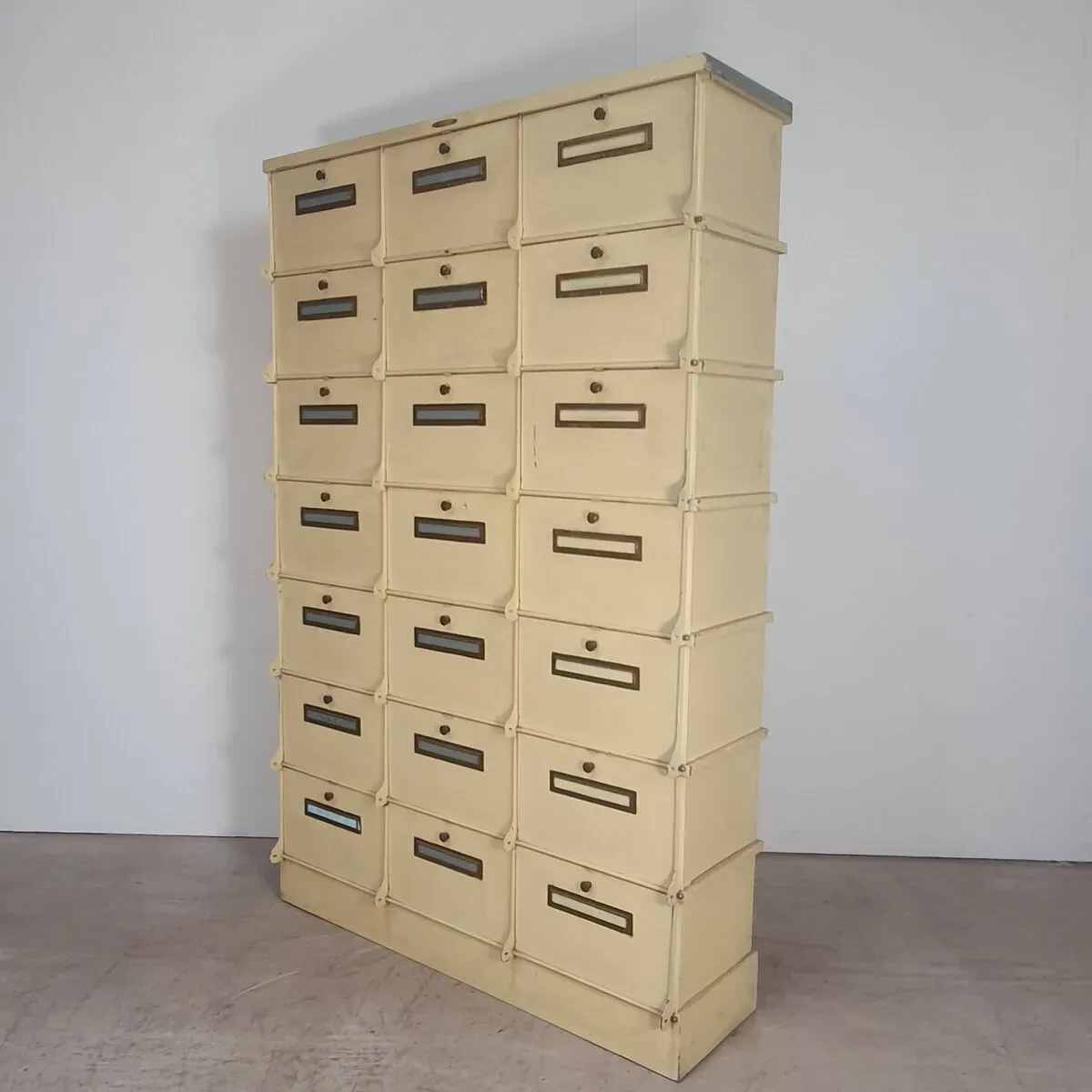 Illustration numéro 5 du produit Classeur métalique à  21 clapets