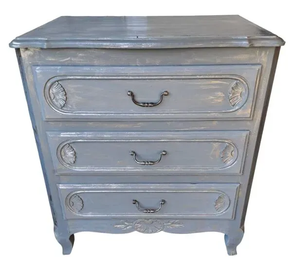 Illustration numéro 5 du produit Commode en bois massif peinte gris et patiné argent  1940 à 3 tiroirs