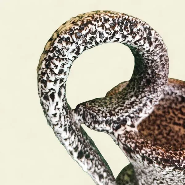 Illustration numéro 5 du produit Vase ''Canthare'' fat lava, Marius Giuge, Vallauris, 1960