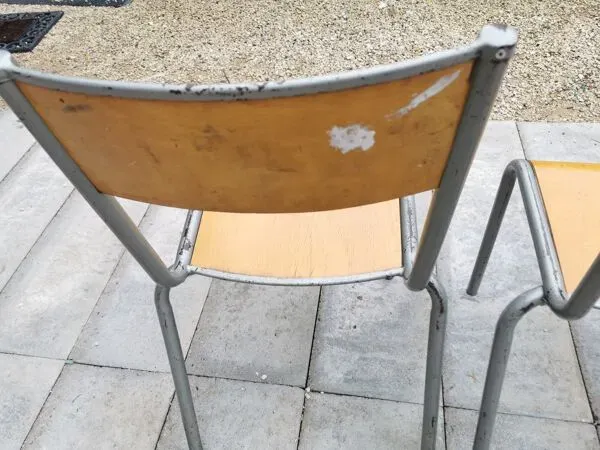 Illustration numéro 5 du produit Lot de trois chaises d'école vintage