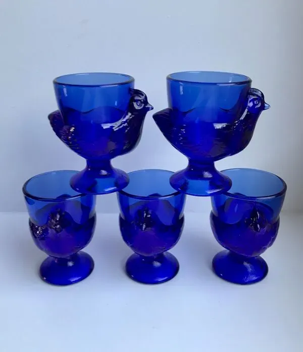 Illustration numéro 5 du produit Lot de 5 coquetiers modèle poule en verre couleur bleu roi années 70