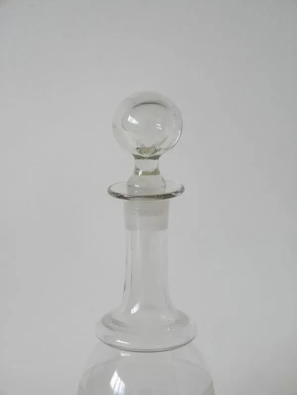 Illustration numéro 5 du produit petite carafe à vin en verre gravé début XXème