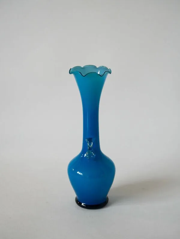 Illustration numéro 5 du produit Vase en opaline bleu ciel dentelé et petites anses design 1960