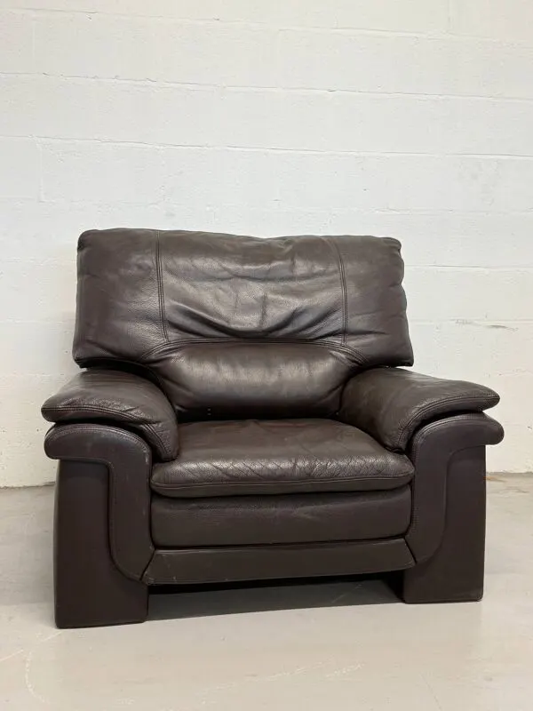 Illustration numéro 5 du produit Fauteuil club vintage en cuir marron foncé style années 1980