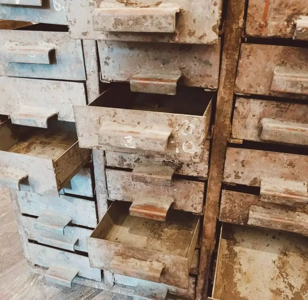 Illustration numéro 5 du produit Meuble d'atelier - 32 Tiroirs