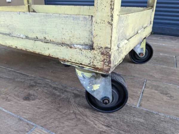 Illustration numéro 5 du produit Chariot d’atelier Renault années 50, esprit industriel et patine d’origine