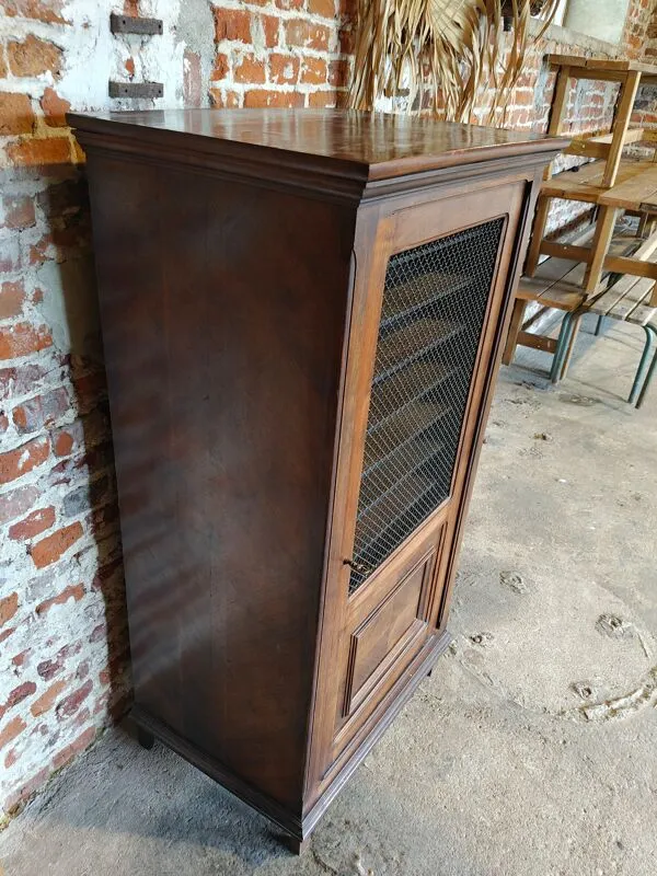 Illustration numéro 5 du produit Meuble de métier ancien style imprimeur en bois – porte grillagée