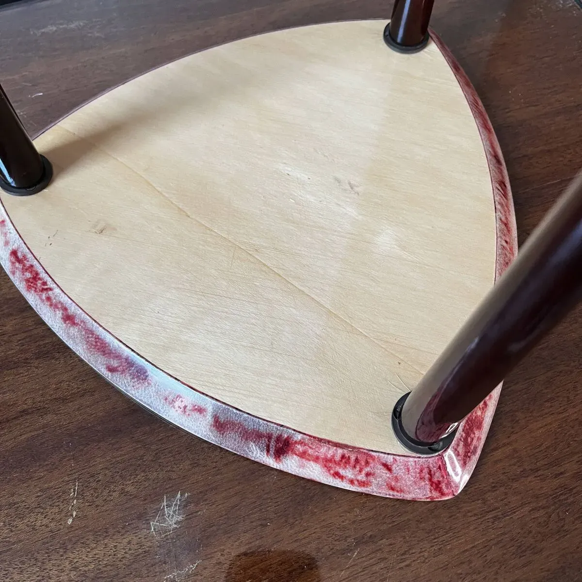 Illustration numéro 5 du produit Table basse d'appoint aldo tura en parchemin peau de chèvre teintée rouge laqué, italie ca 1950