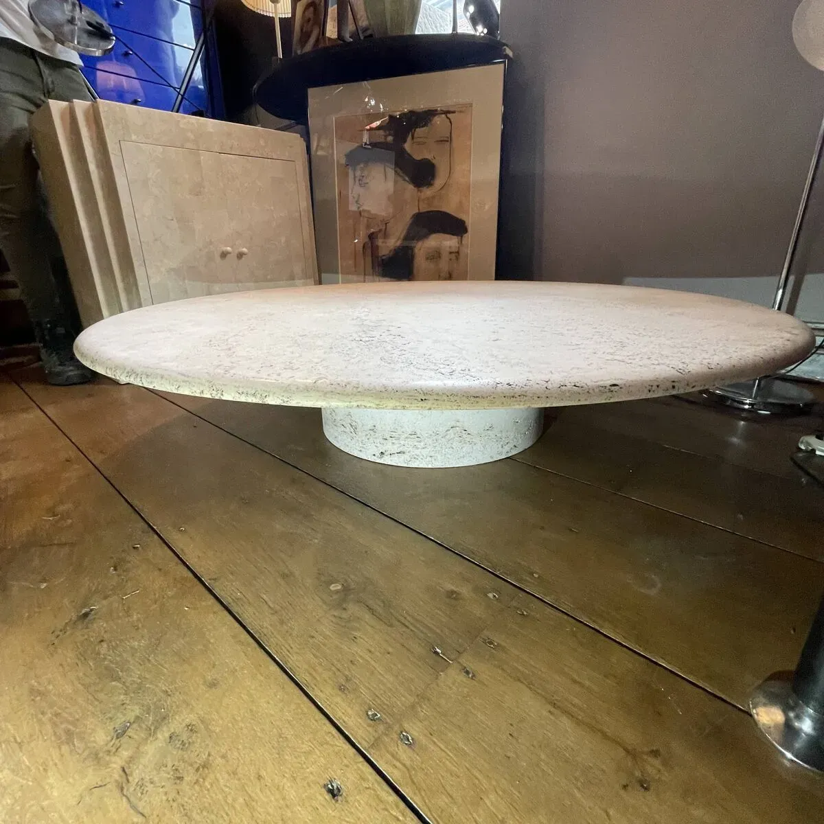 Illustration numéro 5 du produit Table basse ronde en travertin, attribué à Angelo Mangiarotti pied cylindrique central, 1970s