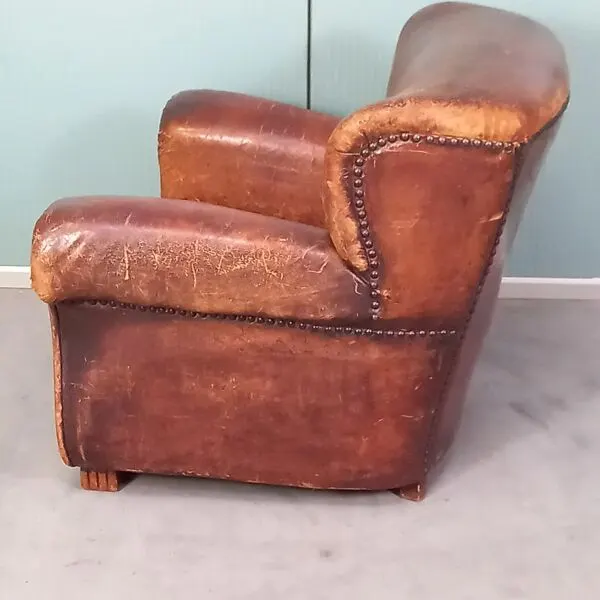 Illustration numéro 5 du produit Fauteuil en cuir clouté
