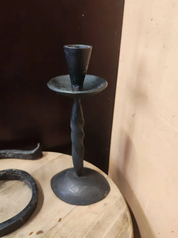 Illustration numéro 5 du produit Lot de 3 bougeoirs et pique cierge en fer forgé