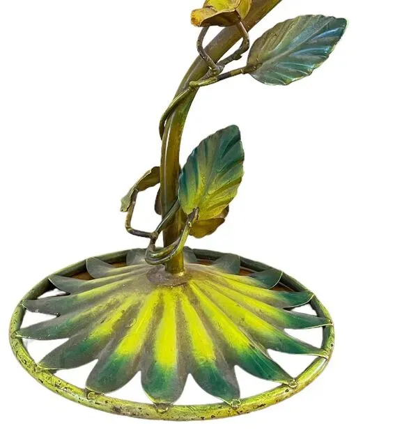 Illustration numéro 5 du produit Lampe florale stylisée en tole peinte