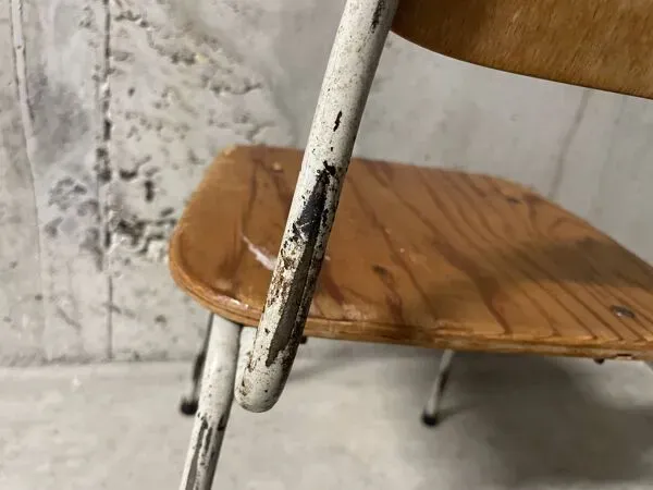 Illustration numéro 5 du produit Chaise d’école années 60