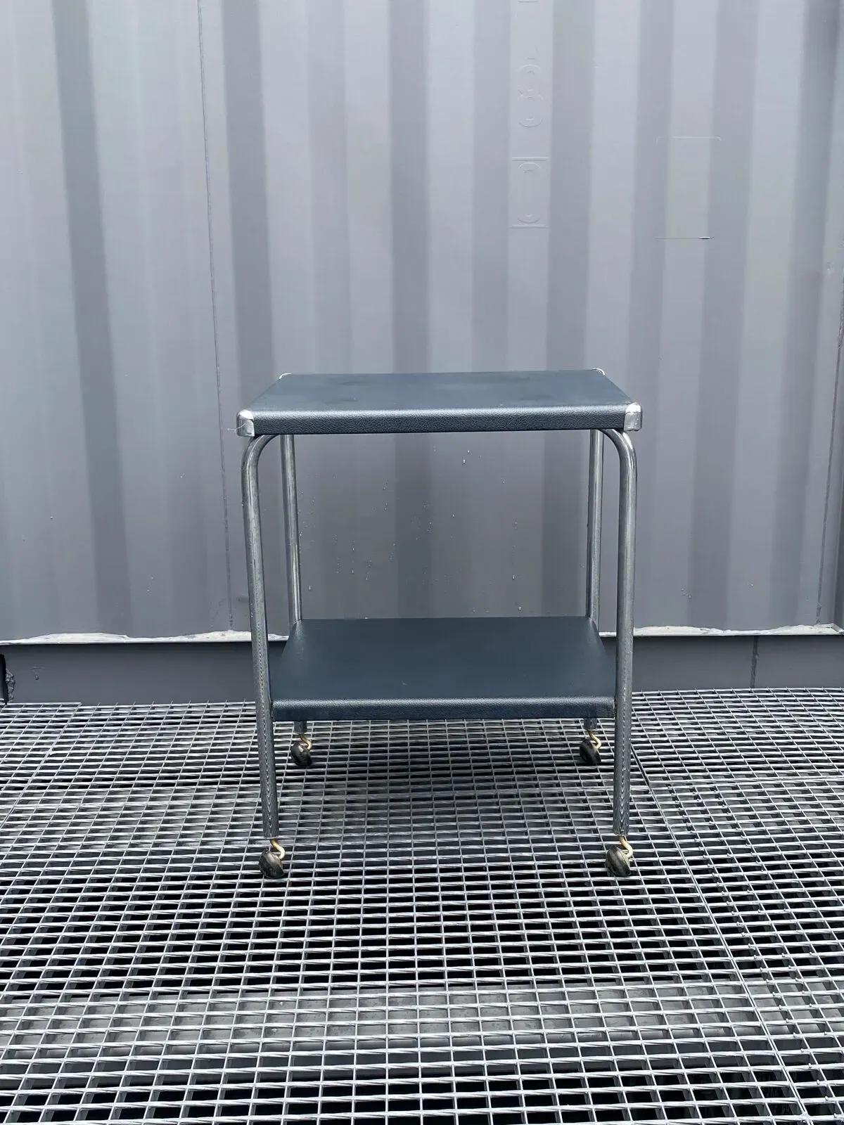 Illustration numéro 5 du produit Desserte chromée