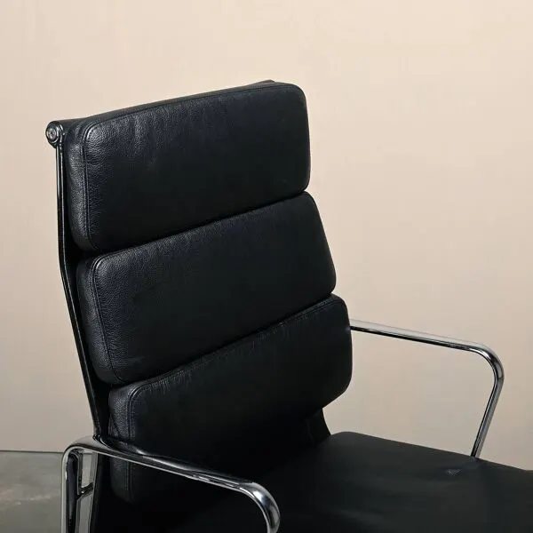 Illustration numéro 5 du produit Chaises EA219 Soft Pad de Charles & Ray Eames en cuir noir et aluminium, Vitra