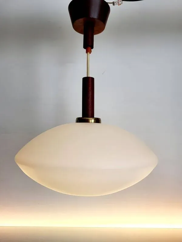 Illustration numéro 5 du produit Lampe à suspension vintage en glaçure opaline, Scandinavische stijl, teck, jaren 60