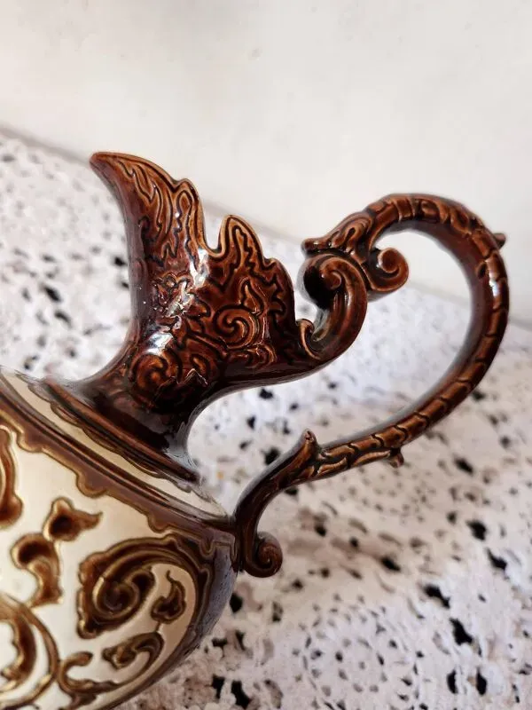 Illustration numéro 5 du produit Pichet autrichien Bodenbach Gerbing & Stephan des années 1800, style grec, détail