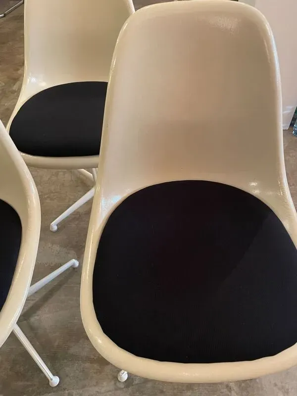 Illustration numéro 5 du produit Chaises la fonda de Charles et Ray Eames