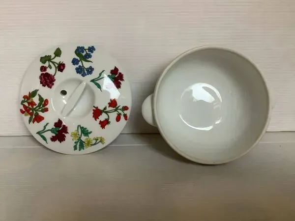 Illustration numéro 5 du produit Paire de cassolettes avec couvercles en porcelaine de Paris