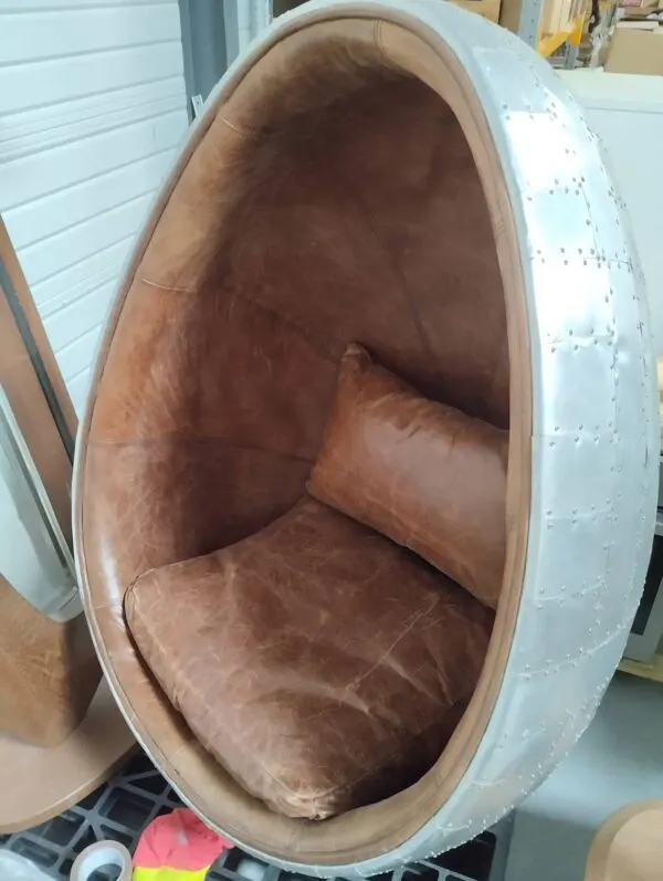 Illustration numéro 5 du produit Fauteuil œuf industriel en cuir marron « coquille »