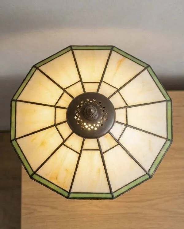 Illustration numéro 5 du produit Lampe vitrail style Tiffany vert et blanc ambré inspiration vintage