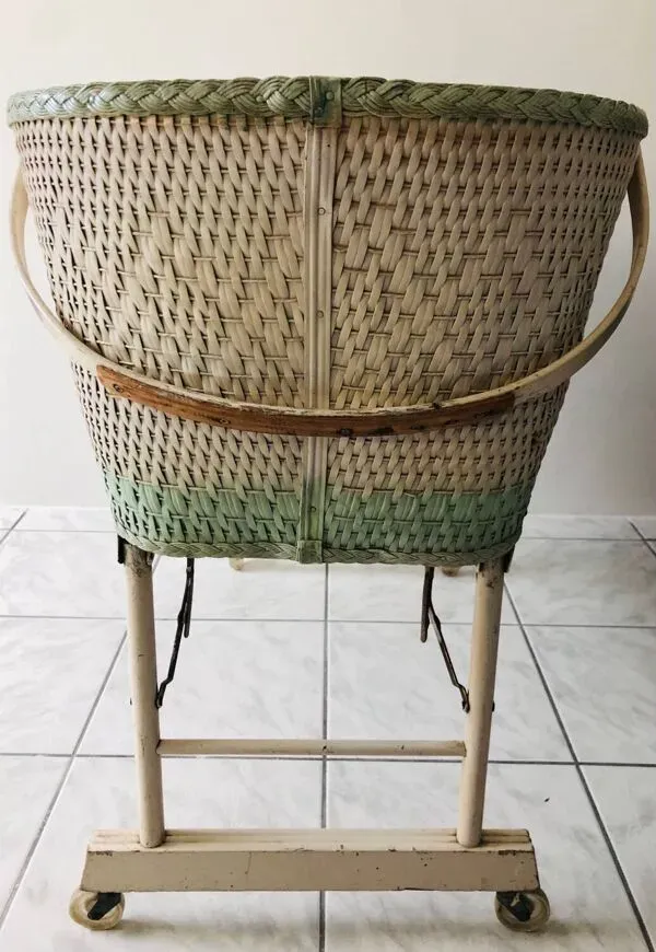 Illustration numéro 5 du produit Berceau en bois et osier des années 50’