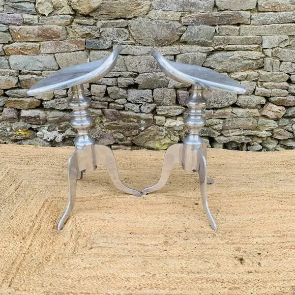 Illustration numéro 5 du produit Paire de tabourets en aluminium