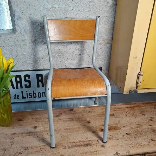 Illustration numéro 5 du produit Chaise d'écolier vintage