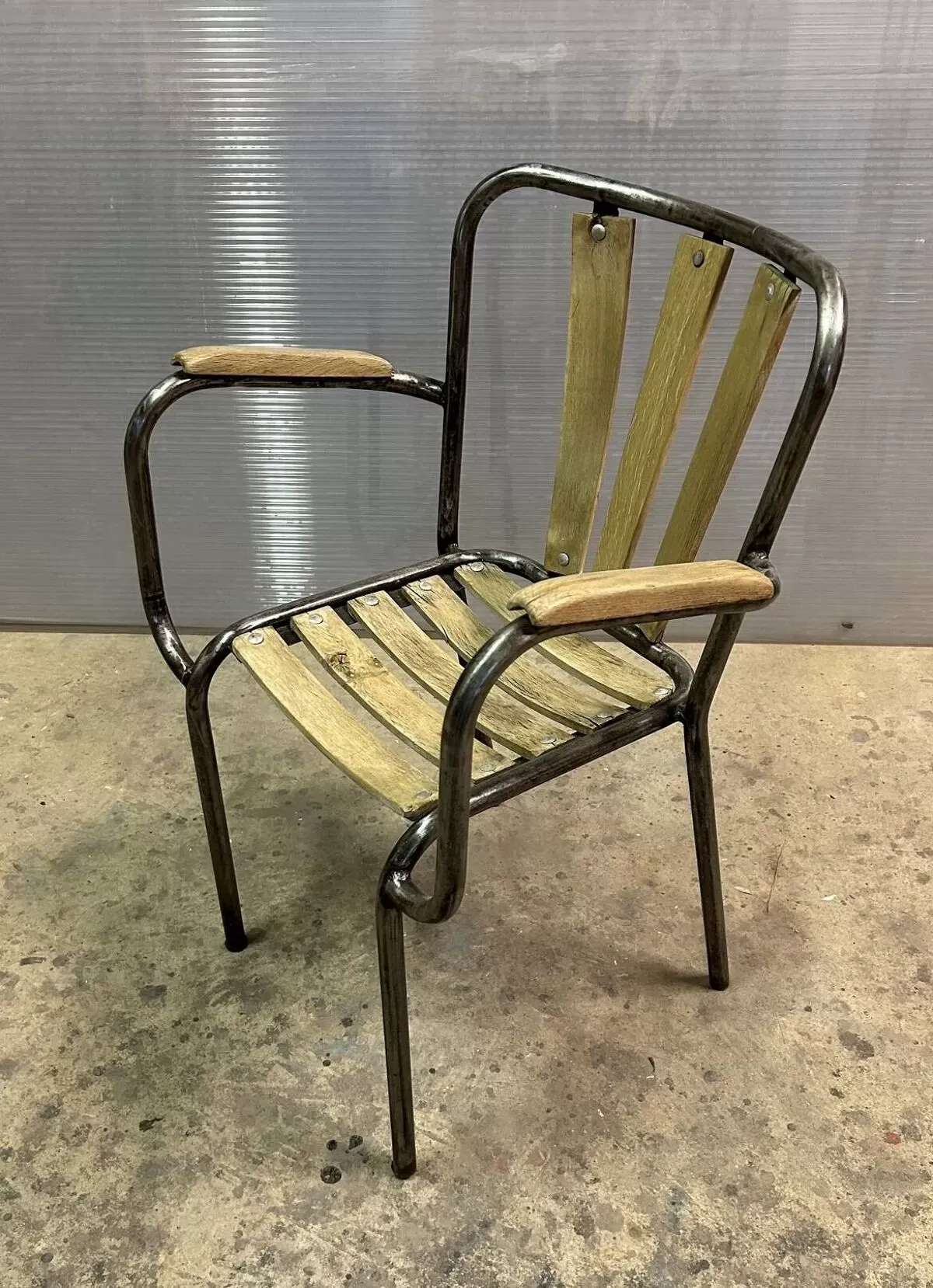 Illustration numéro 5 du produit Fauteuil industriel en métal et bois