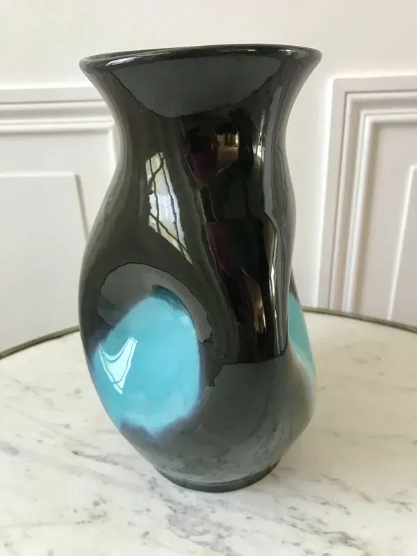Illustration numéro 5 du produit vase design forme libre en céramique noir et bleu années 70