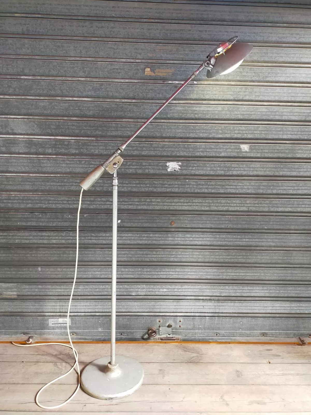 Illustration numéro 5 du produit Lampadaire à balancier, modèle 219s, des années 50 de Ferdinand Solere