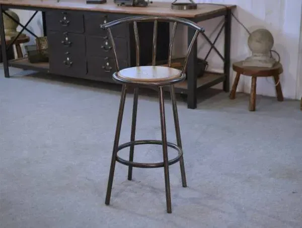 Illustration numéro 5 du produit Tabouret industriel assise en chêne 1960’s