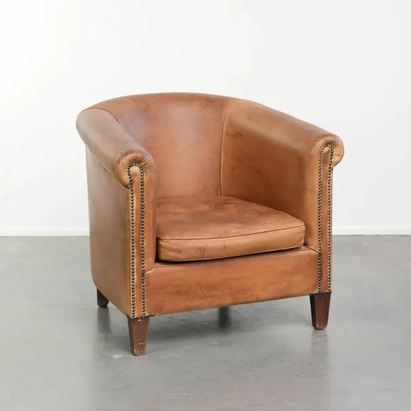 Illustration numéro 5 du produit Fauteuil club en peau de mouton vintage dans une belle couleur cognac clair.