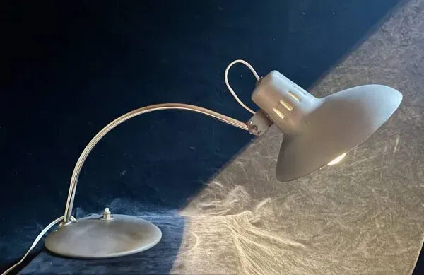 Illustration numéro 5 du produit Lampe de table industrielle, Bauhaus, année 50