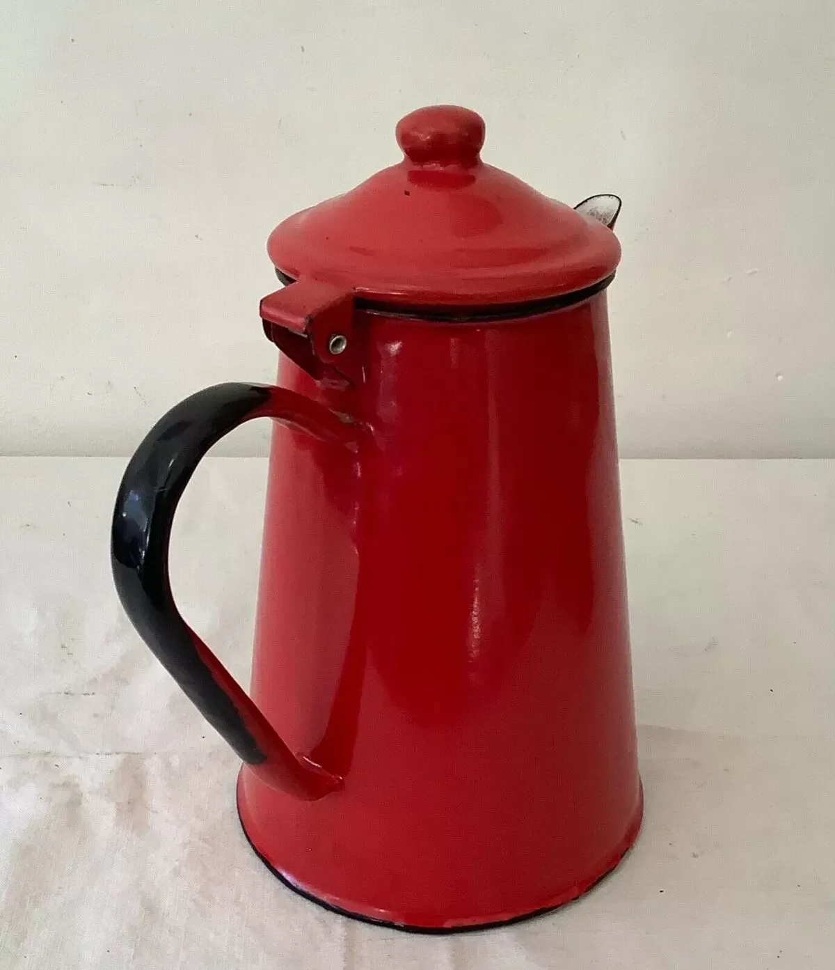 Illustration numéro 5 du produit Cafetière vintage 1950 en tôle émaillée rouge