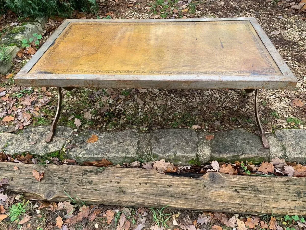 Illustration numéro 5 du produit Table basse industrielle en fer forgé argenté et cuir année 70