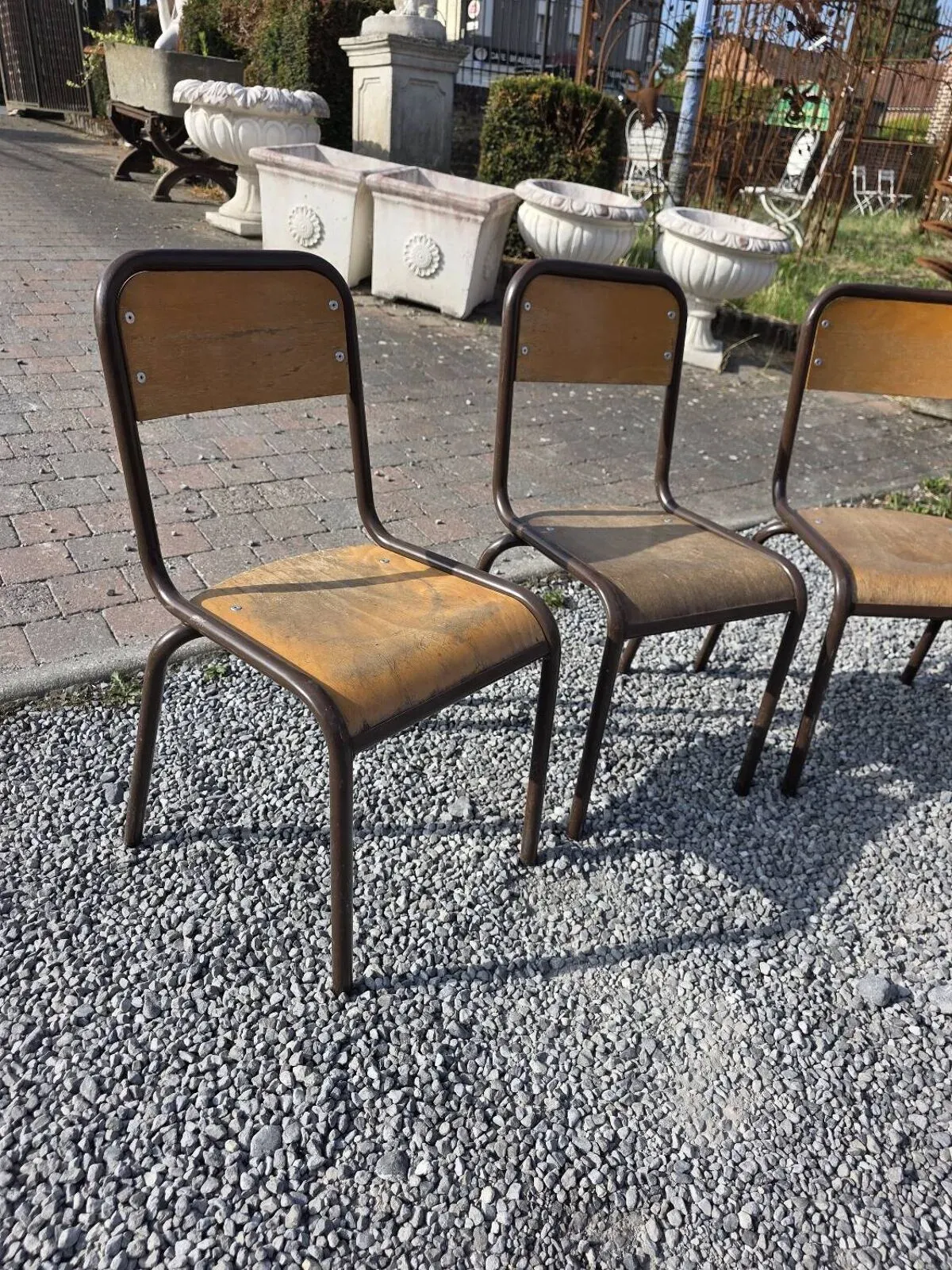 Illustration numéro 5 du produit 11 chaises d'école des années 70