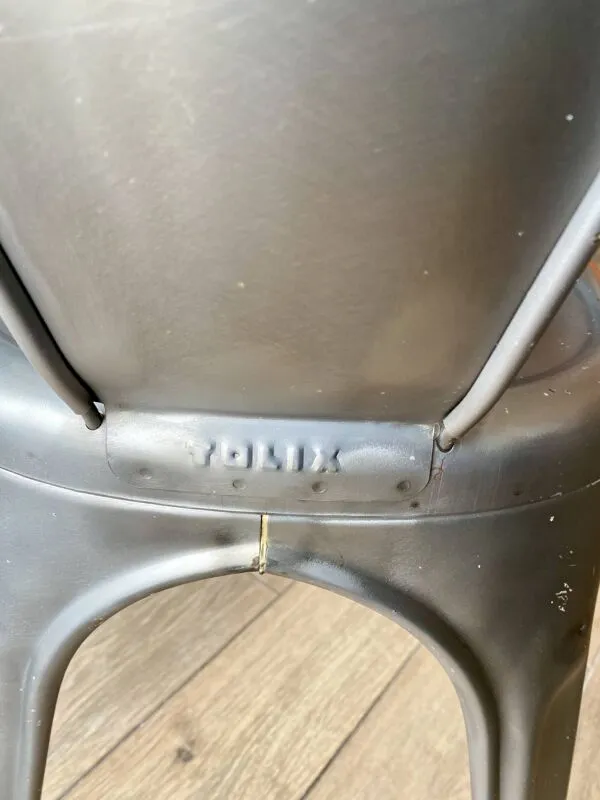 Illustration numéro 5 du produit 3 chaises et 1 fauteuil Tolix