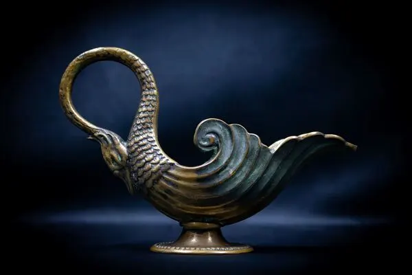 Illustration numéro 5 du produit Aiguière, vide-poche en bronze patiné à décor de cygne par Max Le Verrier