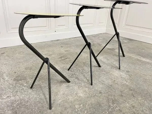 Illustration numéro 5 du produit Trois tables gigognes 1950 colorées