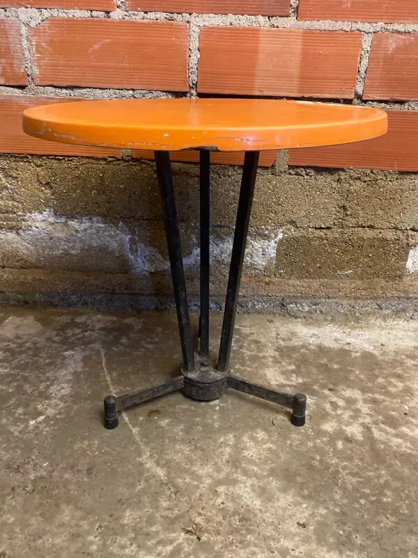 Illustration numéro 5 du produit Table bistrot ancienne pied fonte noir + plateau bakélite orange 50’s